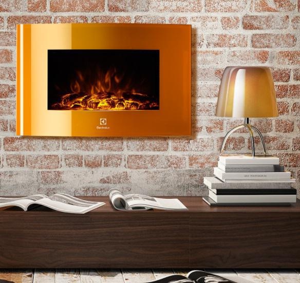Electrolux EFP/W 1200URLS помаранчевий настінний камін в інтер'єрі. Наповнення - муляж дров.